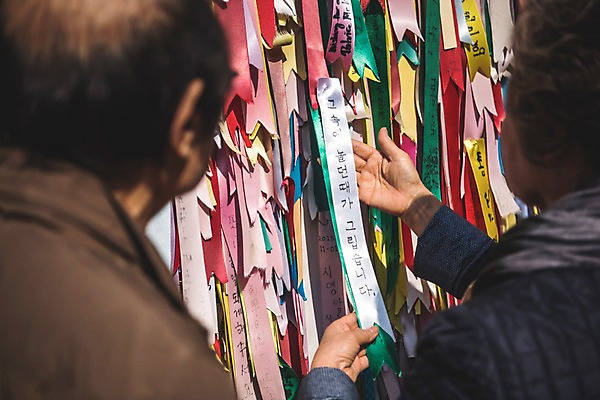 포토 JPG 주간 응시 여자 할아버지 노년 남자 리본 할머니 서기 상반신 야외 두명 뒷모습 노부부 희망 만지기 한국인 슬픔 읽기 70대 통일 노인만 임진각 실향민 국내포토 자연요소 부부 시선 감정 뷰포인트 모션 사람 동양인 성인 파주 성인만 파일형식