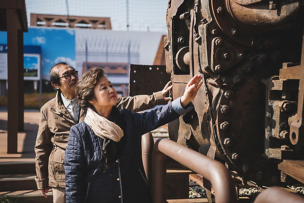포토 JPG 주간 여자 할아버지 노년 남자 할머니 서기 상반신 야외 두명 앞모습 노부부 기차 만지기 한국인 추억 70대 그리움 통일 노인만 임진각 실향민 국내포토 자연요소 부부 감정 육상교통 뷰포인트 컨셉 모션 대중교통 사람 동양인 성인 파주 성인만 파일형식