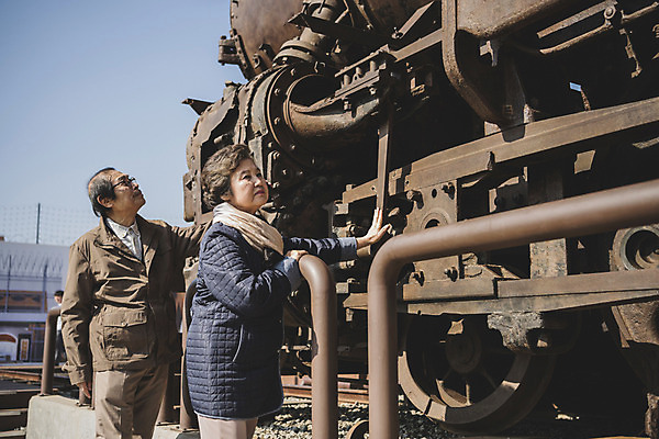 포토 JPG 주간 여자 할아버지 노년 남자 할머니 서기 상반신 야외 두명 옆모습 노부부 기차 만지기 한국인 올려보기 추억 70대 그리움 통일 노인만 임진각 실향민 국내포토 자연요소 부부 감정 육상교통 뷰포인트 컨셉 모션 대중교통 사람 동양인 성인 파주 성인만 파일형식