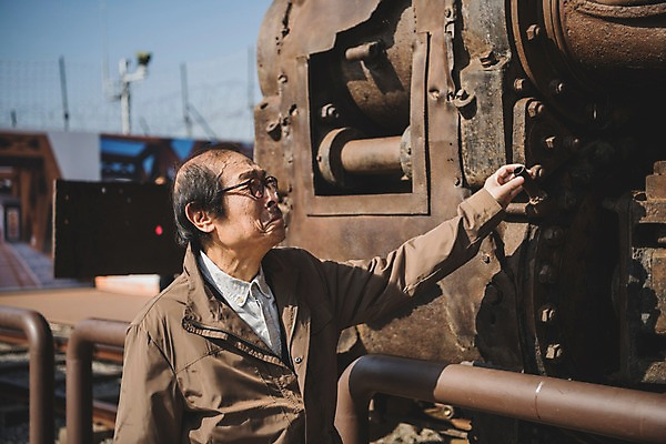 포토 JPG 주간 할아버지 노년 남자 한명 서기 상반신 야외 옆모습 기차 만지기 한국인 70대 그리움 통일 노인남자한명만 임진각 실향민 국내포토 자연요소 1 감정 육상교통 뷰포인트 모션 대중교통 사람 동양인 성인 파주 남자한명만 노인남자만 파일형식