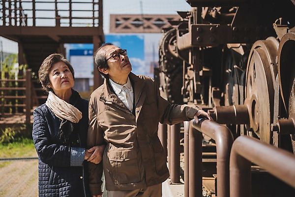 포토 JPG 주간 응시 여자 할아버지 노년 남자 할머니 서기 상반신 야외 두명 앞모습 노부부 기차 만지기 한국인 추억 70대 그리움 통일 노인만 임진각 실향민 국내포토 자연요소 부부 시선 감정 육상교통 뷰포인트 컨셉 모션 대중교통 사람 동양인 성인 파주 성인만 파일형식