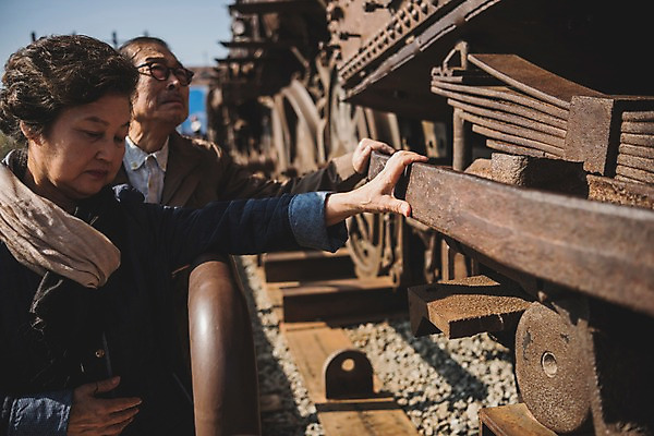 포토 JPG 주간 여자 할아버지 노년 남자 할머니 서기 상반신 야외 두명 옆모습 노부부 기차 만지기 한국인 올려보기 슬픔 추억 70대 그리움 통일 노인만 임진각 실향민 국내포토 자연요소 부부 감정 육상교통 뷰포인트 컨셉 모션 대중교통 사람 동양인 성인 파주 성인만 파일형식