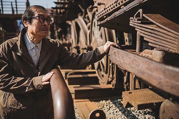 포토 JPG 주간 응시 할아버지 노년 남자 한명 서기 상반신 야외 앞모습 기차 만지기 한국인 슬픔 70대 그리움 통일 노인남자한명만 임진각 실향민 국내포토 자연요소 1 시선 감정 육상교통 뷰포인트 모션 대중교통 사람 동양인 성인 파주 남자한명만 노인남자만 파일형식