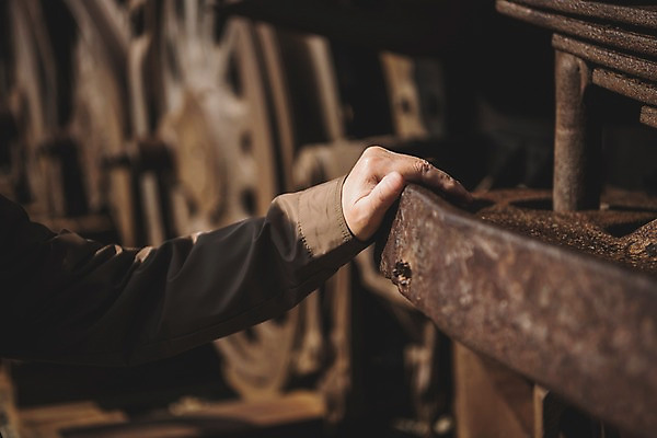 포토 JPG 주간 손 할아버지 노년 남자 한명 서기 야외 신체부위 기차 만지기 한국인 슬픔 70대 그리움 통일 노인남자한명만 임진각 실향민 국내포토 자연요소 1 감정 육상교통 모션 대중교통 사람 동양인 성인 파주 남자한명만 노인남자만 파일형식