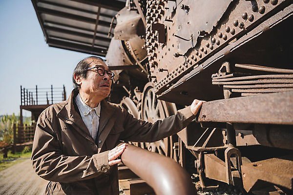 포토 JPG 주간 응시 할아버지 노년 남자 한명 서기 상반신 야외 옆모습 기차 만지기 한국인 슬픔 70대 그리움 통일 노인남자한명만 임진각 실향민 국내포토 자연요소 1 시선 감정 육상교통 뷰포인트 모션 대중교통 사람 동양인 성인 파주 남자한명만 노인남자만 파일형식