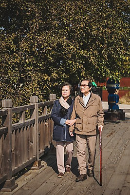 포토 JPG 주간 전신 여자 할아버지 노년 남자 할머니 지팡이 야외 두명 앞모습 걷기 노부부 한국인 70대 통일 가교 노인만 임진각 실향민 국내포토 자연요소 건축물 부부 뷰포인트 모션 사람 동양인 성인 파주 성인만 파일형식