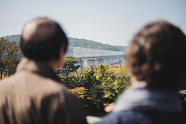 포토 JPG 주간 여자 할아버지 노년 남자 할머니 서기 상반신 야외 두명 뒷모습 아웃포커스 노부부 한국인 70대 통일 가교 노인만 임진각 실향민 국내포토 자연요소 건축물 부부 뷰포인트 모션 촬영기법 사람 동양인 성인 파주 성인만 파일형식