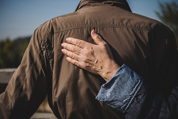 포토 JPG 주간 손 여자 할아버지 노년 남자 할머니 서기 상반신 야외 두명 뒷모습 신체부위 노부부 한국인 슬픔 등 70대 위로 통일 노인만 임진각 실향민 국내포토 자연요소 부부 감정 뷰포인트 모션 사람 동양인 성인 파주 성인만 파일형식