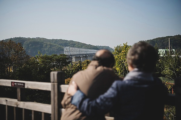 포토 JPG 주간 여자 할아버지 노년 남자 할머니 서기 풍경 상반신 야외 두명 뒷모습 아웃포커스 노부부 한국인 슬픔 70대 위로 통일 가교 노인만 임진각 실향민 국내포토 자연요소 건축물 부부 감정 뷰포인트 모션 촬영기법 사람 동양인 성인 파주 성인만 파일형식