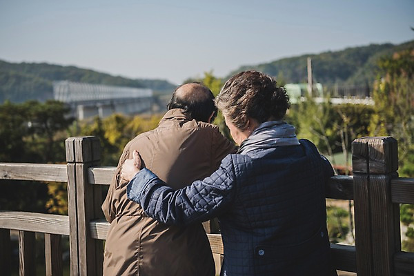 포토 JPG 주간 여자 할아버지 노년 남자 할머니 서기 풍경 상반신 야외 두명 뒷모습 아웃포커스 노부부 한국인 슬픔 70대 위로 통일 가교 노인만 임진각 실향민 국내포토 자연요소 건축물 부부 감정 뷰포인트 모션 촬영기법 사람 동양인 성인 파주 성인만 파일형식