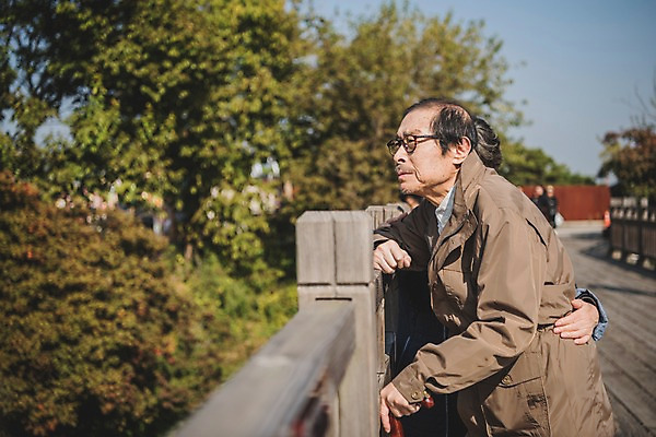 포토 JPG 주간 응시 여자 할아버지 노년 남자 할머니 서기 상반신 야외 두명 옆모습 아웃포커스 노부부 한국인 슬픔 70대 그리움 통일 가교 노인만 임진각 실향민 국내포토 자연요소 건축물 부부 시선 감정 뷰포인트 모션 촬영기법 사람 동양인 성인 파주 성인만 파일형식