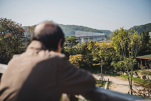 포토 JPG 주간 할아버지 노년 남자 난간 한명 서기 풍경 상반신 야외 뒷모습 아웃포커스 한국인 70대 그리움 통일 노인남자한명만 임진각 실향민 국내포토 자연요소 1 감정 뷰포인트 모션 촬영기법 사람 동양인 성인 파주 남자한명만 노인남자만 파일형식