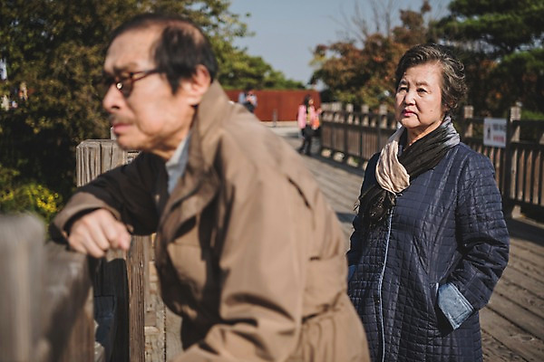 포토 JPG 주간 응시 여자 할아버지 노년 남자 할머니 서기 상반신 야외 두명 옆모습 아웃포커스 노부부 한국인 슬픔 70대 그리움 통일 가교 노인만 임진각 실향민 국내포토 자연요소 건축물 부부 시선 감정 뷰포인트 모션 촬영기법 사람 동양인 성인 파주 성인만 파일형식