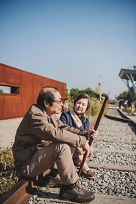 포토 JPG 주간 전신 여자 할아버지 노년 남자 할머니 지팡이 앉기 야외 두명 옆모습 아웃포커스 노부부 기찻길 한국인 70대 통일 노인만 임진각 철도의날 실향민 국내포토 자연요소 부부 뷰포인트 모션 촬영기법 사람 동양인 성인 파주 성인만 파일형식 법정기념일