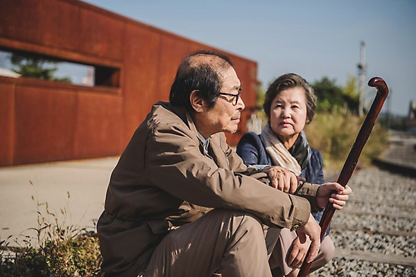 포토 JPG 주간 여자 할아버지 노년 남자 할머니 지팡이 앉기 상반신 야외 두명 옆모습 아웃포커스 노부부 기찻길 한국인 슬픔 70대 그리움 통일 노인만 임진각 실향민 국내포토 자연요소 부부 감정 뷰포인트 모션 촬영기법 사람 동양인 성인 파주 성인만 파일형식
