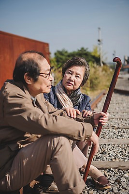 포토 JPG 주간 전신 여자 할아버지 노년 남자 할머니 지팡이 앉기 야외 두명 옆모습 아웃포커스 노부부 기찻길 한국인 70대 통일 노인만 임진각 실향민 국내포토 자연요소 부부 뷰포인트 모션 촬영기법 사람 동양인 성인 파주 성인만 파일형식