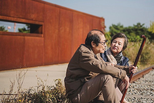 포토 JPG 주간 여자 할아버지 노년 남자 할머니 지팡이 앉기 상반신 야외 두명 옆모습 노부부 기찻길 한국인 70대 통일 노인만 임진각 실향민 국내포토 자연요소 부부 뷰포인트 모션 사람 동양인 성인 파주 성인만 파일형식