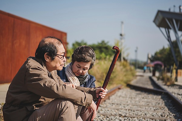 포토 JPG 주간 여자 할아버지 노년 남자 할머니 지팡이 앉기 상반신 야외 두명 옆모습 노부부 기찻길 한국인 70대 통일 노인만 임진각 실향민 국내포토 자연요소 부부 뷰포인트 모션 사람 동양인 성인 파주 성인만 파일형식
