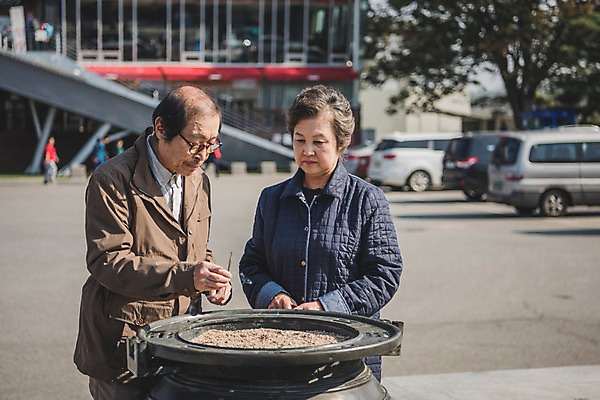 포토 JPG 주간 여자 할아버지 노년 남자 할머니 서기 상반신 야외 두명 앞모습 옆모습 노부부 한국인 70대 향 추모 통일 판문점 노인만 임진각 실향민 국내포토 자연요소 부부 뷰포인트 모션 사람 동양인 성인 파주 성인만 파일형식