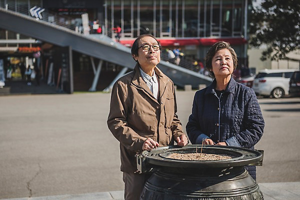 포토 JPG 주간 응시 여자 할아버지 노년 남자 할머니 서기 상반신 야외 두명 앞모습 노부부 한국인 70대 향 추모 통일 노인만 임진각 실향민 국내포토 자연요소 부부 시선 뷰포인트 모션 사람 동양인 성인 파주 성인만 파일형식