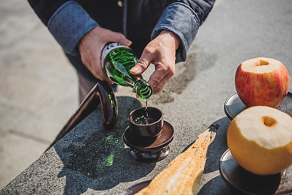 포토 JPG 주간 손 할아버지 노년 남자 술잔 과일 술병 한명 서기 야외 신체부위 한국인 제사 70대 통일 노인남자한명만 임진각 실향민 국내포토 자연요소 1 모션 병_용기 잔 주류 사람 동양인 성인 전통의례 파주 남자한명만 노인남자만 파일형식