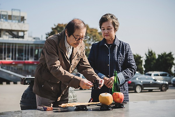 포토 JPG 주간 여자 할아버지 노년 남자 할머니 서기 상반신 야외 두명 앞모습 옆모습 노부부 한국인 제사 70대 제사상 추모 통일 노인만 임진각 실향민 국내포토 자연요소 부부 뷰포인트 모션 사람 동양인 성인 전통의례 파주 성인만 파일형식