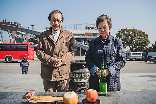 포토 JPG 주간 여자 할아버지 노년 남자 할머니 서기 상반신 야외 두명 앞모습 노부부 한국인 제사 70대 제사상 추모 통일 노인만 임진각 실향민 국내포토 자연요소 부부 뷰포인트 모션 사람 동양인 성인 전통의례 파주 성인만 파일형식