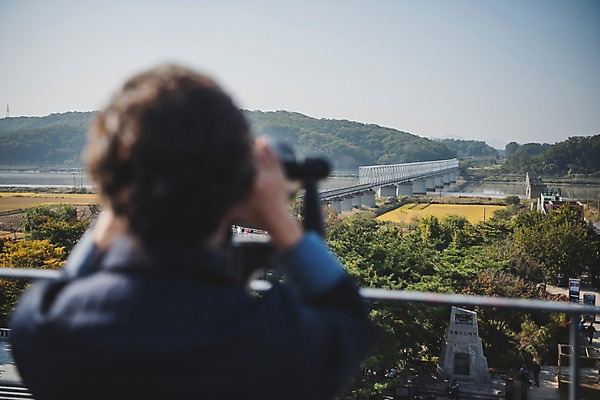 포토 JPG 주간 응시 여자 노년 할머니 난간 한명 서기 상반신 야외 뒷모습 아웃포커스 망원경 한국인 70대 통일 노인여자한명만 임진각 실향민 국내포토 자연요소 1 시선 뷰포인트 모션 촬영기법 사람 동양인 성인 파주 여자한명만 노인여자만 파일형식