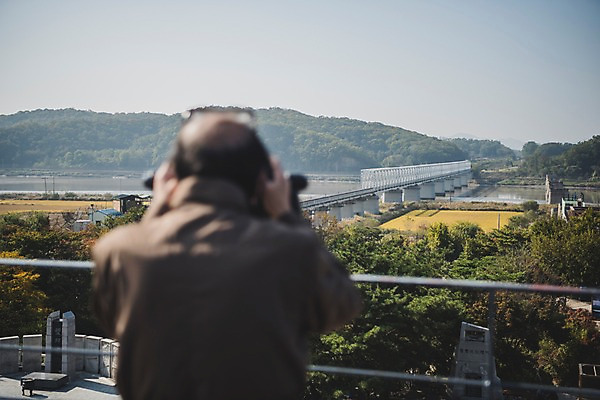 포토 JPG 주간 응시 할아버지 노년 남자 난간 한명 서기 풍경 상반신 야외 뒷모습 아웃포커스 망원경 한국인 70대 통일 노인남자한명만 임진각 실향민 국내포토 자연요소 1 시선 뷰포인트 모션 촬영기법 사람 동양인 성인 파주 남자한명만 노인남자만 파일형식