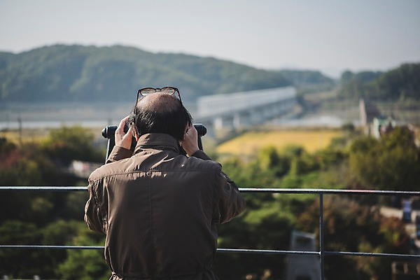 포토 JPG 주간 응시 할아버지 노년 남자 난간 한명 서기 상반신 야외 뒷모습 아웃포커스 망원경 한국인 70대 통일 노인남자한명만 임진각 실향민 국내포토 자연요소 1 시선 뷰포인트 모션 촬영기법 사람 동양인 성인 파주 남자한명만 노인남자만 파일형식