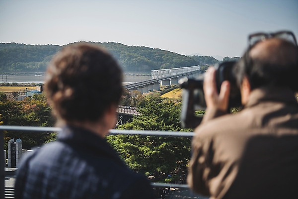 포토 JPG 주간 응시 여자 할아버지 노년 남자 할머니 서기 상반신 야외 두명 뒷모습 아웃포커스 노부부 한국인 70대 통일 가교 노인만 임진각 실향민 국내포토 자연요소 건축물 부부 시선 뷰포인트 모션 촬영기법 사람 동양인 성인 파주 성인만 파일형식