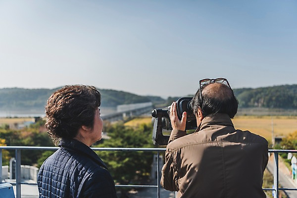 포토 JPG 주간 응시 여자 할아버지 노년 남자 할머니 서기 상반신 야외 두명 뒷모습 아웃포커스 노부부 망원경 한국인 70대 통일 노인만 임진각 실향민 국내포토 자연요소 부부 시선 뷰포인트 모션 촬영기법 사람 동양인 성인 파주 성인만 파일형식