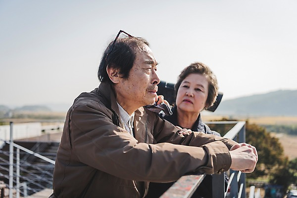 포토 JPG 주간 응시 여자 할아버지 노년 남자 할머니 난간 서기 상반신 야외 두명 옆모습 노부부 한국인 슬픔 70대 위로 통일 노인만 임진각 실향민 국내포토 자연요소 부부 시선 감정 뷰포인트 모션 사람 동양인 성인 파주 성인만 파일형식