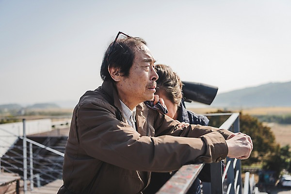 포토 JPG 주간 응시 여자 할아버지 노년 남자 할머니 난간 서기 상반신 야외 두명 옆모습 노부부 기댐 한국인 슬픔 70대 통일 노인만 임진각 실향민 국내포토 자연요소 부부 시선 감정 뷰포인트 모션 사람 동양인 성인 파주 성인만 파일형식