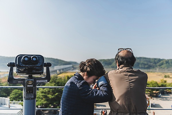 포토 JPG 주간 응시 여자 할아버지 노년 남자 할머니 서기 상반신 야외 두명 옆모습 뒷모습 아웃포커스 노부부 망원경 한국인 70대 통일 노인만 임진각 실향민 국내포토 자연요소 부부 시선 뷰포인트 모션 촬영기법 사람 동양인 성인 파주 성인만 파일형식