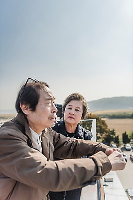 포토 JPG 주간 여자 할아버지 노년 남자 할머니 서기 상반신 야외 두명 옆모습 아웃포커스 노부부 한국인 슬픔 70대 통일 노인만 임진각 실향민 국내포토 자연요소 부부 감정 뷰포인트 모션 촬영기법 사람 동양인 성인 파주 성인만 파일형식