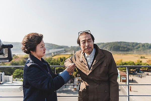 포토 JPG 주간 여자 할아버지 노년 남자 할머니 서기 상반신 야외 두명 앞모습 옆모습 아웃포커스 노부부 한국인 슬픔 70대 통일 노인만 임진각 실향민 국내포토 자연요소 부부 감정 뷰포인트 모션 촬영기법 사람 동양인 성인 파주 성인만 파일형식