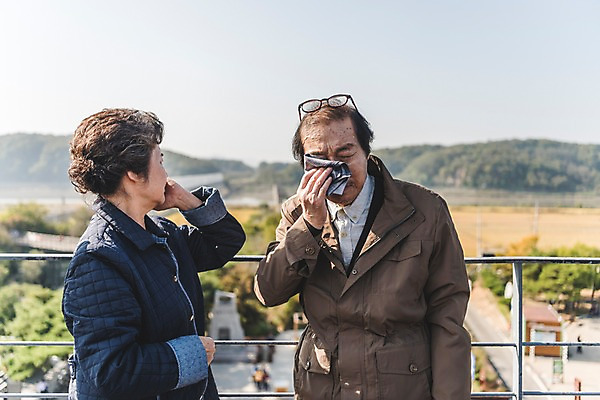 포토 JPG 주간 여자 할아버지 노년 남자 할머니 서기 상반신 야외 두명 앞모습 옆모습 아웃포커스 노부부 한국인 슬픔 눈물 70대 통일 노인만 임진각 실향민 국내포토 자연요소 부부 감정 뷰포인트 모션 촬영기법 사람 동양인 성인 파주 성인만 파일형식