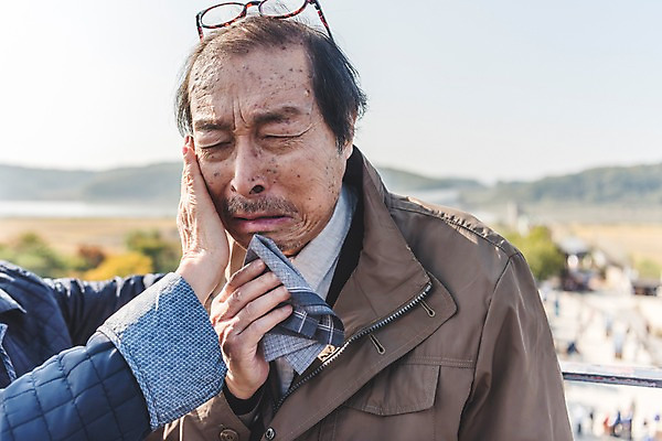 포토 JPG 주간 손 여자 할아버지 노년 남자 할머니 서기 상반신 야외 두명 앞모습 신체부위 노부부 한국인 슬픔 울음 70대 통일 노인만 임진각 실향민 국내포토 자연요소 부부 감정 뷰포인트 모션 표정 사람 동양인 성인 파주 성인만 파일형식