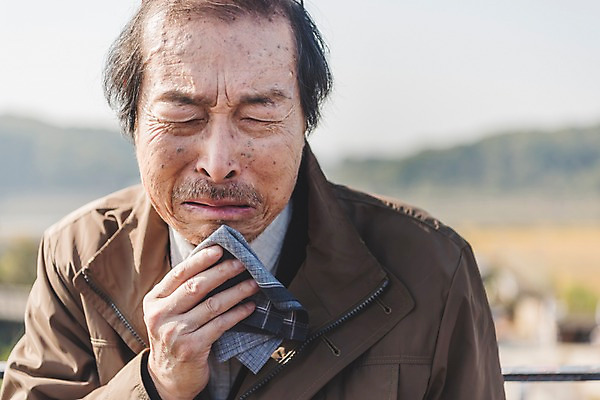 포토 JPG 주간 할아버지 노년 남자 한명 서기 상반신 야외 앞모습 한국인 슬픔 눈물 손수건 70대 통일 노인남자한명만 임진각 실향민 국내포토 자연요소 1 감정 뷰포인트 모션 사람 동양인 성인 파주 남자한명만 노인남자만 파일형식