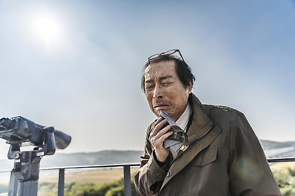 포토 JPG 주간 할아버지 노년 남자 한명 서기 상반신 야외 앞모습 망원경 한국인 슬픔 눈물 70대 통일 노인남자한명만 임진각 실향민 국내포토 자연요소 1 감정 뷰포인트 모션 사람 동양인 성인 파주 남자한명만 노인남자만 파일형식