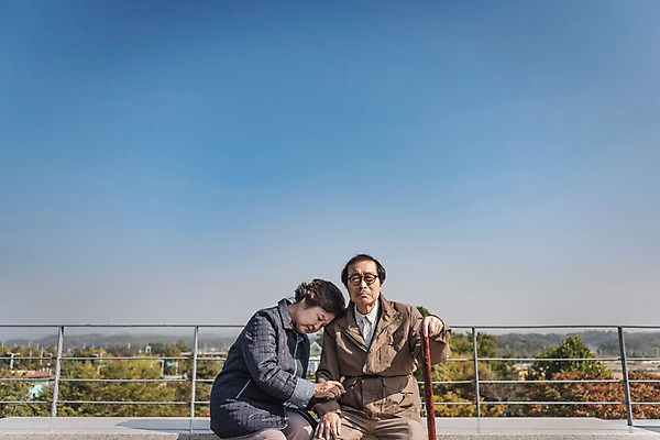 포토 JPG 주간 여자 할아버지 노년 남자 할머니 앉기 풍경 상반신 야외 두명 앞모습 옆모습 노부부 한국인 슬픔 70대 통일 노인만 임진각 실향민 국내포토 자연요소 부부 감정 뷰포인트 모션 사람 동양인 성인 파주 성인만 파일형식