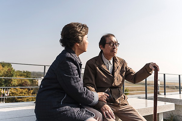 포토 JPG 주간 여자 할아버지 노년 남자 할머니 지팡이 앉기 상반신 야외 두명 앞모습 옆모습 노부부 한국인 슬픔 70대 통일 노인만 임진각 실향민 국내포토 자연요소 부부 감정 뷰포인트 모션 사람 동양인 성인 파주 성인만 파일형식