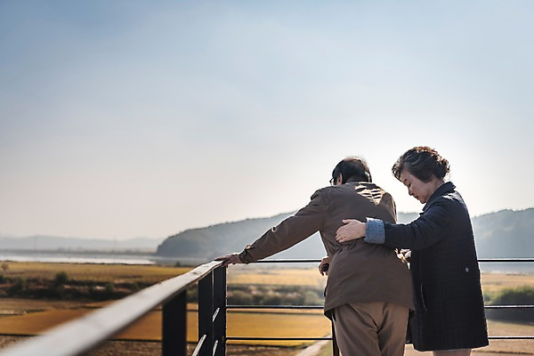 포토 JPG 주간 여자 할아버지 노년 남자 할머니 서기 풍경 상반신 야외 두명 옆모습 뒷모습 아웃포커스 노부부 한국인 슬픔 70대 통일 노인만 임진각 실향민 국내포토 자연요소 부부 감정 뷰포인트 모션 촬영기법 사람 동양인 성인 파주 성인만 파일형식