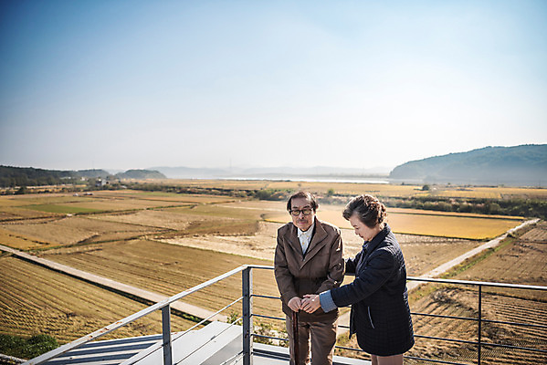 포토 JPG 주간 여자 할아버지 노년 남자 할머니 밭 서기 풍경 상반신 야외 두명 앞모습 옆모습 노부부 한국인 슬픔 70대 통일 노인만 임진각 실향민 국내포토 자연요소 부부 감정 뷰포인트 농업 모션 사람 동양인 성인 파주 성인만 파일형식