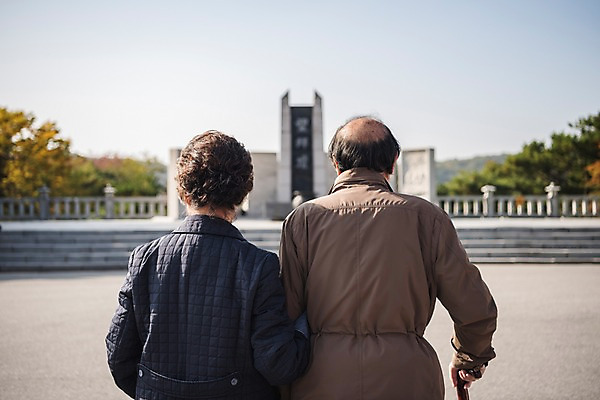 포토 JPG 주간 여자 할아버지 노년 남자 할머니 상반신 야외 두명 뒷모습 아웃포커스 걷기 노부부 한국인 70대 통일 노인만 임진각 실향민 국내포토 자연요소 부부 뷰포인트 모션 촬영기법 사람 동양인 성인 파주 성인만 파일형식