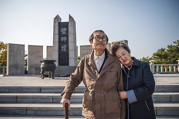 포토 JPG 주간 응시 여자 할아버지 노년 남자 할머니 지팡이 서기 상반신 야외 두명 앞모습 노부부 기댐 한국인 70대 통일 노인만 임진각 실향민 국내포토 자연요소 부부 시선 뷰포인트 모션 사람 동양인 성인 파주 성인만 파일형식