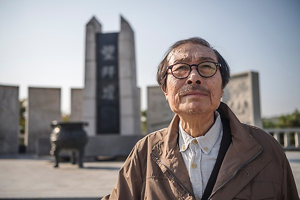 포토 JPG 주간 응시 할아버지 노년 남자 한명 서기 상반신 야외 앞모습 아웃포커스 한국인 70대 통일 노인남자한명만 임진각 실향민 국내포토 자연요소 1 시선 뷰포인트 모션 촬영기법 사람 동양인 성인 파주 남자한명만 노인남자만 파일형식