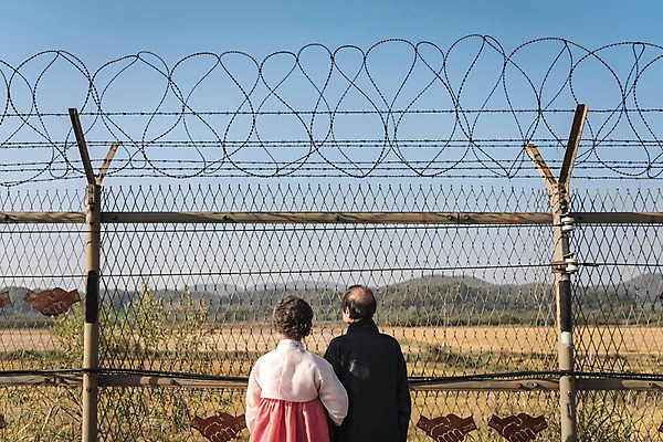 포토 JPG 주간 응시 여자 할아버지 노년 남자 할머니 서기 상반신 야외 두명 뒷모습 팔짱 노부부 한국인 한복 70대 철조망 그리움 통일 노인만 임진각 실향민 국내포토 자연요소 한국전통 부부 시선 감정 뷰포인트 모션 사람 동양인 성인 전통의상 파주 성인만 파일형식
