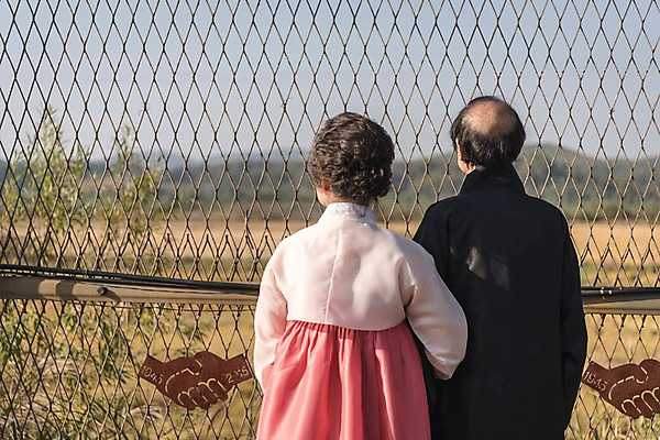 포토 JPG 주간 응시 여자 할아버지 노년 남자 할머니 서기 상반신 야외 두명 뒷모습 팔짱 노부부 한국인 한복 70대 철조망 그리움 통일 노인만 임진각 실향민 국내포토 자연요소 한국전통 부부 시선 감정 뷰포인트 모션 사람 동양인 성인 전통의상 파주 성인만 파일형식